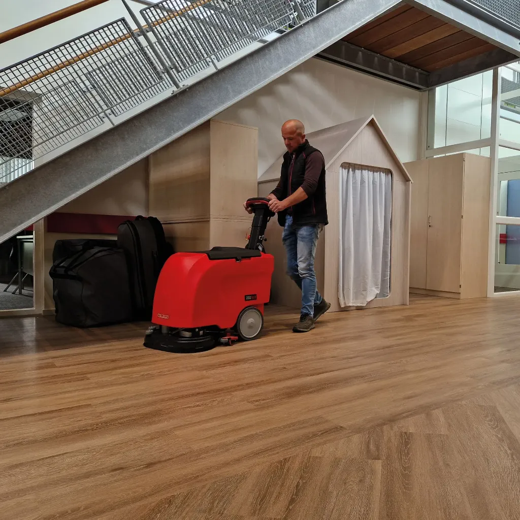 Meclean-professionele-batterij-aangedreven-achterloop-schrobmachine-Powerscrub-50-op-houten-vloer-kantoor-1920w.webp