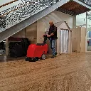 Meclean-professionele-batterij-aangedreven-achterloop-schrobmachine-Powerscrub-50-op-houten-vloer-kantoor-1920w.webp