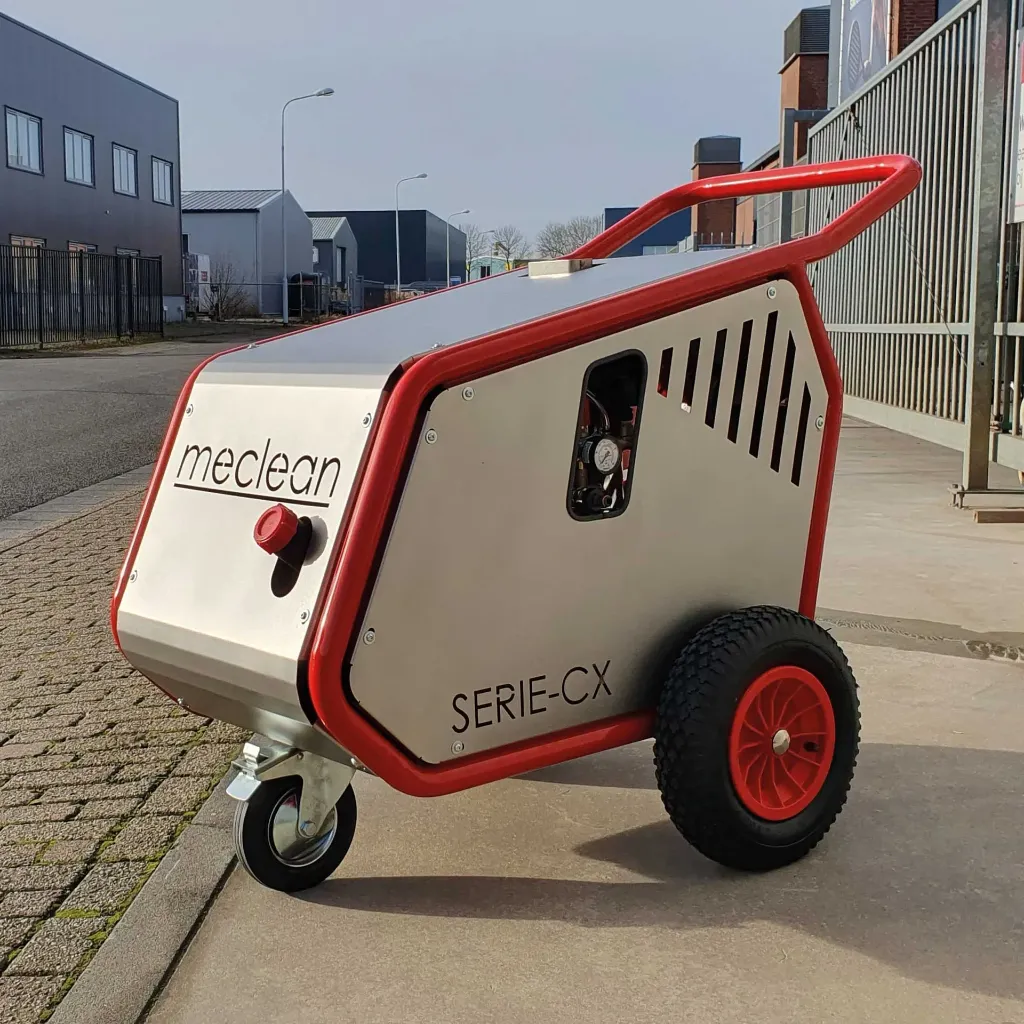 Meclean-professionele-warmwater-hogedrukreiniger-SERIE-CX-zijaanzicht-buiten-1920w.webp